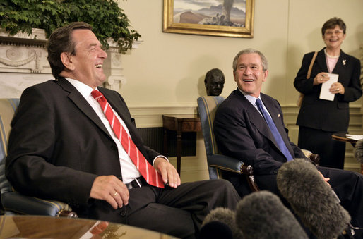 Foto precedente all'incontro tra Gerhard Schröder e George Bush, con l'interprete nell'angolo.