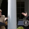 Sia la Merkel che Obama hanno le cuffie per ascoltare l'interpretazione nella propria lingua materna