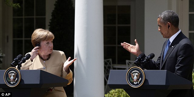 Sia la Merkel che Obama hanno le cuffie per ascoltare l'interpretazione nella propria lingua materna